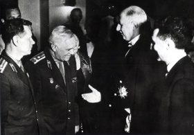 Boris Aleksandrov and Charles de Gaulle (      ) (Modzele)