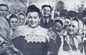 M.P. Maksakova with the artists of the Voronezh Folk Choir. 1951 Photo. (..      . 1951 . .) (Belyaev)