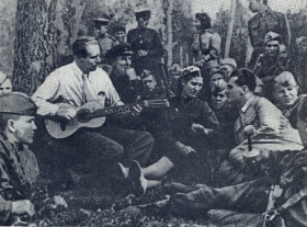 I. Kozlovsky among the fighters. 1940s. The photo. (.   . 1940- . .) (Belyaev)