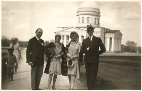 Iza Kremer with fellows at the Chisinau Cathedral (       ) (TheThirdPartyFiles)
