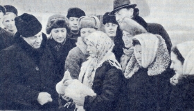 Sergey Yakovlevich Lemeshev with collective farmers of Talovsky district. The photo. (      . .) (Belyaev)