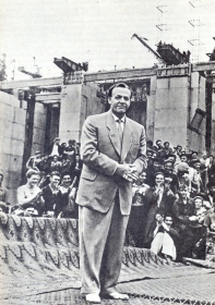 Сергей Яковлевич Лемешев приветствует строителей Сталинградской ГЭС. 1958 г. Фотография. (Belyaev)