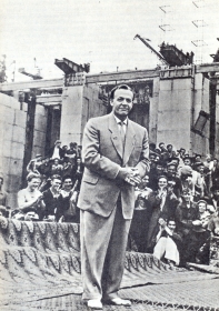 Sergei Yakovlevich Lemeshev welcomes the builders of the Stalingrad hydroelectric station. 1958 Photo. (      . 1958 . .) (Belyaev)