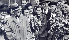 Sergey Yakovlevich Lemeshev. The arrival of the group of the Bolshoi Theater of the USSR in Stalingrad. 1958 Photo. (  .       . 1958 . .) (Belyaev)