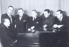 Yevgeny Zharkovsky (at the piano). Leonid Hovhannisovich Bakalov, Arkady Solomonovich Pogodin, Vladimir Alexandrovich Bunchikov, Leonid Osipovich Utesov, Ivan Dmitrievich Shmelev. The photo. (  ( ).   ,   ,   ,   ,   . .) (Belyaev)