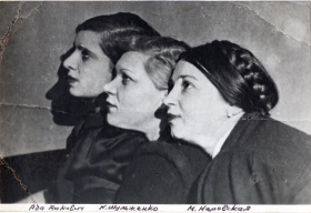 From left to right: Ada Yankovich, Claudia Shulzhenko, Maria Narovskaya.  Leningrad, 1930s (Слева направо: Ада Янкович, Клавдия Шульженко, Мария Наровская. Ленинград, 1930-е г.г.) (stavitsky)
