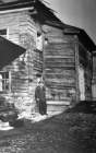 Fedor Chaliapin near a house in Kazan where he was born (Ф.И. Шаляпин в г. Казани на фоне дома, где он появился на свет) (avg)