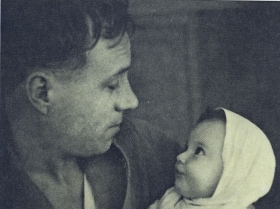 I. S. Kozlovsky with his daughter. The photo. (И. С. Козловский с дочерью. Фотография.) (Belyaev)