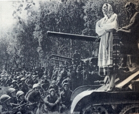 Larisa Pompevna Aleksandrovskaya speaks before the fighters. 1940s. The photo. (     . 1940- . .) (Belyaev)