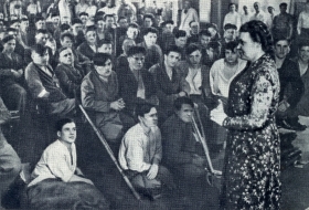 Ирма Петровна Яунзем Выстуление в госпитале.1940-е гг. Фотография. (Belyaev)