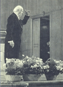 I. S. Kozlovsky at a concert in the Great Hall of the Conservatory. The photo. (. .       . .) (Belyaev)