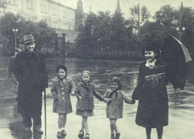 И. С. Козловский, Г. Е. Сергеева, дочери Аня и Настя, племянница Нина (в центре). Фотография. (Belyaev)