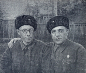 Лев Иванович Ошанин и Валентин Яковлевич Кручинин на фронте. 1940-е гг. Фотография. (Belyaev)