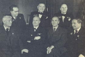Сидят (слева направо): Ф. Федоровский, И. Козловский, М. Рейзен, М. Михайлов; стоят: Ю. Файер, Н. Голованов, Н. Ханаев. 1952 год. Фотография. (Belyaev)