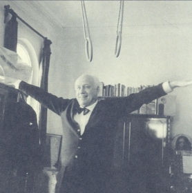 И. С. Козловский у себя в кабинете.1980-е гг. Фотография. (Belyaev)