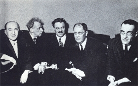 Слева направо: С.Н. Гисин, В.Э. Мейерхольд, С.А. Самосуд, А.Н. Толстой, В.И. Стенич. Фотография. (Belyaev)