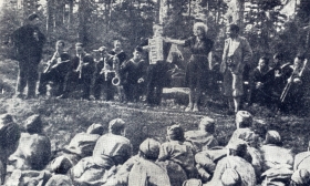 Performance of the jazz orchestra of the Theater of the Red Banner Baltic Fleet.  Lavansaari Island, 1942. ( -    .  , 1942.) (Belyaev)