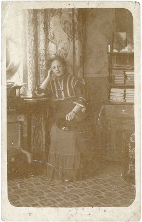 Женщина с пластинкой у граммофона (до 1917 года) (karp)