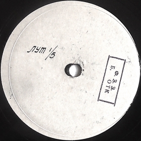 �I�m sleeping� (Conversation with my wife?) ("����" (�������� � �����?)), comic scene (Variety program �Singing, joking and playing�)